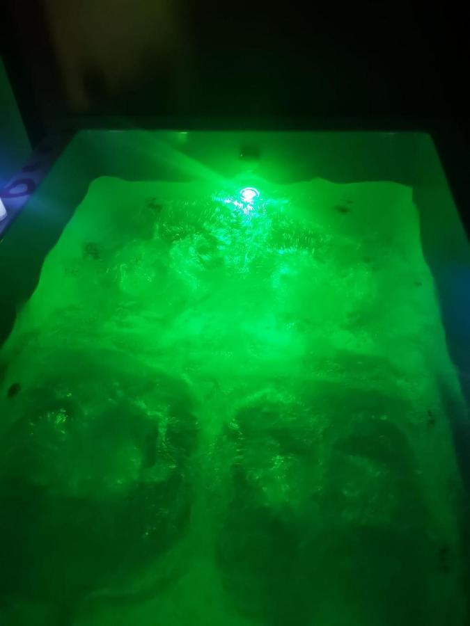 Spabyelleetlui Spa Rouge Ou Bleu Mouscron Esterno foto