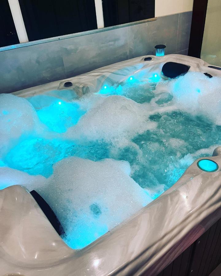 Spabyelleetlui Spa Rouge Ou Bleu Mouscron Esterno foto