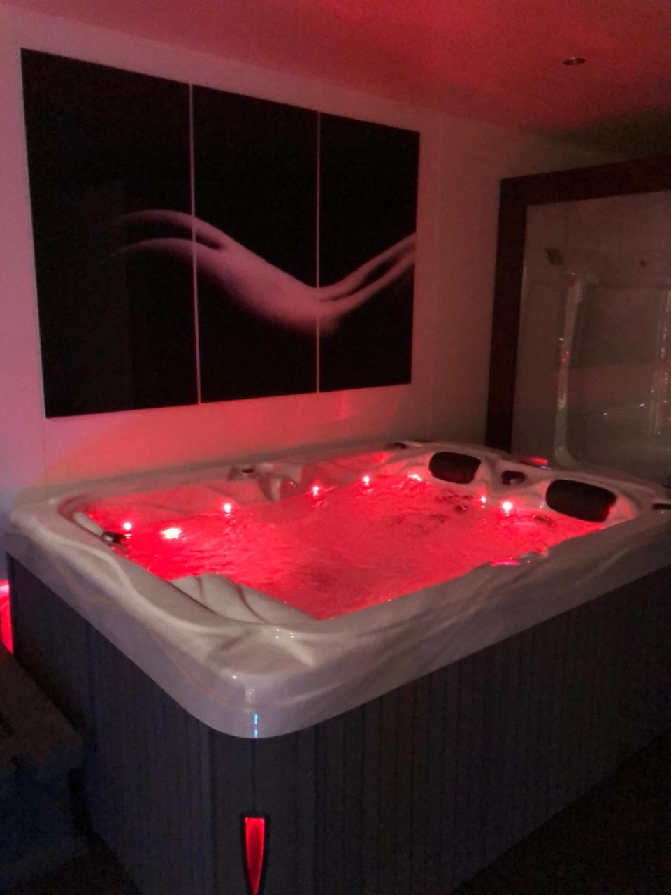Spabyelleetlui Spa Rouge Ou Bleu Mouscron Esterno foto